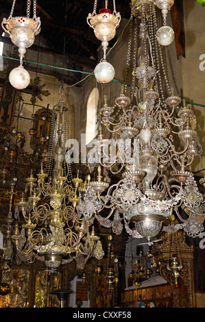 Lampadari, Chiesa della Natività di Betlemme, in Cisgiordania, Israele, Medio Oriente Foto Stock