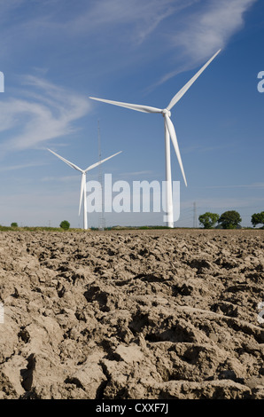 Alternative di energia elettrica di potenza delle turbine eoliche entroterra isolato Tyne and Wear su terreni agricoli aperto paesaggio Foto Stock