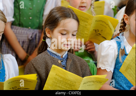 Ragazza a cantare in un coro dei bambini, Bavaria Foto Stock