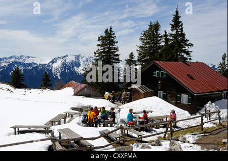 Gli escursionisti, neve a Hubertushuette baita sulla montagna di Breitenstein, vicino Fischbachau, Leitzachtal valley, Alta Baviera Foto Stock