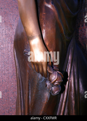 Angelo di bronzo su una tomba tenendo una rosa, vista in dettaglio Foto Stock