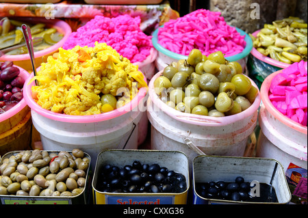 Olive e verdure sottaceto, verdure ammuffito sul bazaar, souk, Gerusalemme, Israele, Medio Oriente Foto Stock