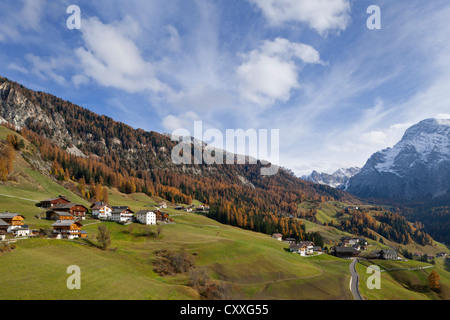 Vista del villaggio di tolpei, Wengen, Val Badia o val badia, alto adige, italia, europa Foto Stock