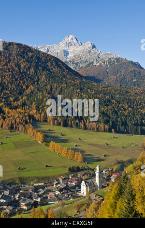 Affacciato sulla città di Sesto, sesto, con la Croda dei Baranci oppure birkenkofel mountain, alto adige, italia, europa Foto Stock