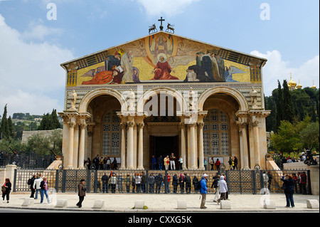 Chiesa di tutte le nazioni, noto anche come Basilica dell Agonia, e il monte degli Ulivi, Gerusalemme, Israele, Medio Oriente Foto Stock