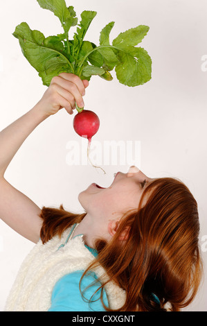 Ragazza con il ravanello Foto Stock