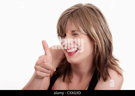 Giovane donna gesticulating mano una pistola Foto Stock