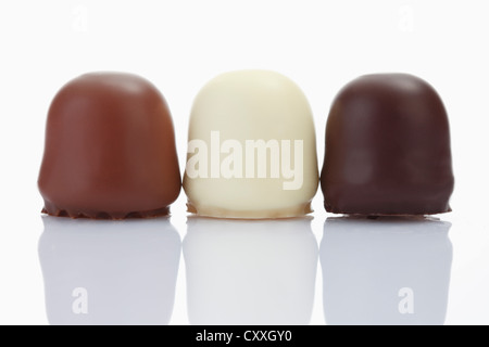 Ricoperta di cioccolato marshmallow tratta con rivestimenti diversi Foto Stock