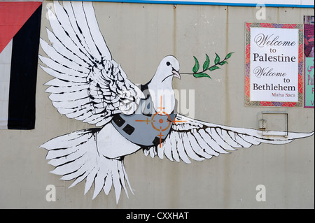 Graffiti su un muro difensivo, muro di cemento, Israeliano barriera di separazione, di confine a Betlemme, Israele, Medio Oriente Foto Stock