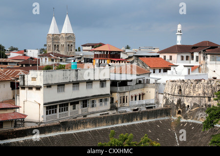 Stonetown di Zanzibar con St Josephs Cattedrale e moschea, Tanzania Foto Stock
