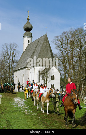 Georgiritt, corsa a cavallo in onore di San Giorgio, Ettendorf chiesa figlia sul retro, Traunstein, Surberg, Alta Baviera Foto Stock