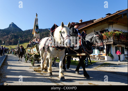 Leonhardifahrt, sfilata di cavalli, processione in onore di San Leonardo, Kreuth, Alta Baviera, Baviera Foto Stock