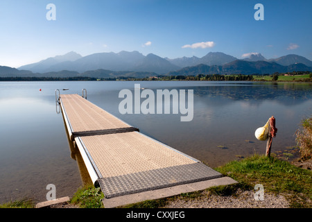 Pontile sul Lago Hopfensee, Allgaeu Alpi sul retro, Hopfen am See, Ostallgaeu, Bavaria Foto Stock