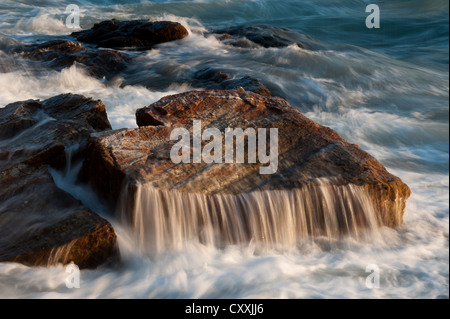 A forma di cuore rock, costa, Ao Thian, Ko Samet o Koh Samet, Golfo di Thailandia, Tailandia, Asia Foto Stock