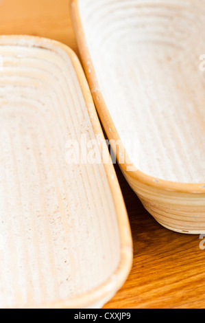 Teglie su una cucina in legno counter Foto Stock