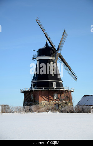 Mulino a vento in inverno, Krageholm, Skane, Svezia, Europa Foto Stock