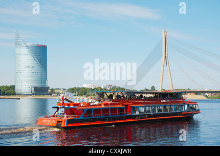 Gita in barca di crociera Liepaja davanti Vansu si inclina il ponte Vansu (1981) Fiume Daugava centro di Riga Lettonia Europa Foto Stock