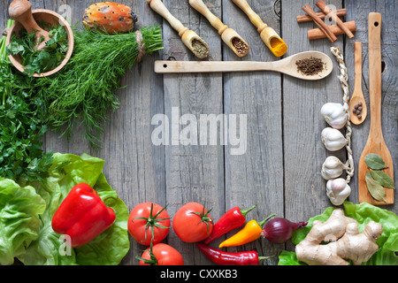 Spezie e verdure vintage di confine e svuotare il tagliere Foto Stock