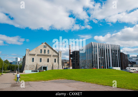 Museo di architettura e Rotermanni kvartal il quartiere Rotermann accanto alla porta passeggero centrale a Tallinn Estonia Europa Foto Stock