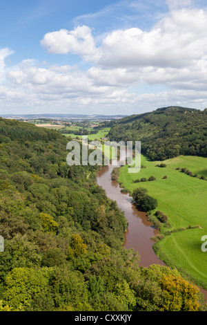 Guardando a nord fino al fiume Wye verso Goodrich dalla Symonds Yat Viewpoint, Wye Valley, Herefordshire, Regno Unito Foto Stock