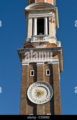 Campanile di Santi Apostoli chiesa con orologio di 24 ore, Venezia, Italia Foto Stock