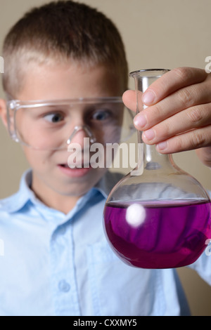 Bambino è fare esperimenti in chimica Foto Stock