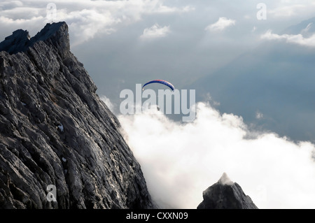 Parapendio, avviare dal Monte Zugspitze, 2962m, Germania la più alta montagna della Baviera, Foto Stock