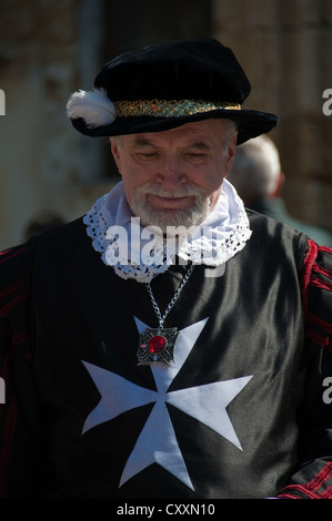 L'ufficiale giudiziario dei Cavalieri di San Giovanni. Parte della rievocazione di Il Guardia a Fort St. Elmo, Valletta, Malta Foto Stock