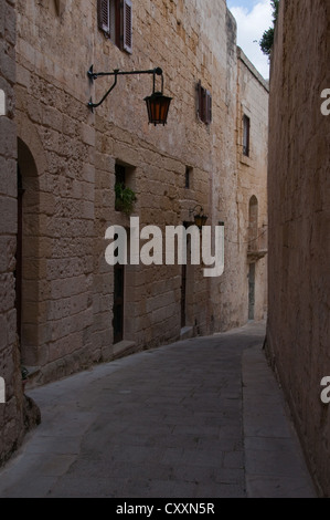 Vista lungo una delle principali strette stradine laterali in "città silenziosa", Mdina, Malta Foto Stock