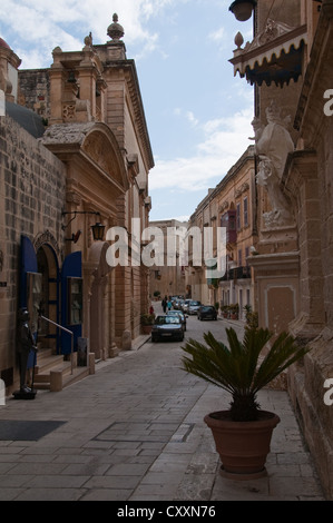 Visualizzare fino Triq Villegaignon dalla Chiesa del Carmine, Mdina, Malta. Foto Stock