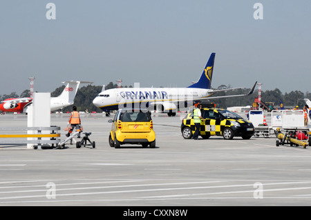 Aerei della compagnia aerea Ryanair, poco dopo lo sbarco, Aeroporto Francisco Sà Carneiro, aeroporto di Porto, Portogallo, Europa Foto Stock