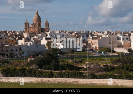 La Chiesa di San Nicola che domina lo skyline di Capoterra, Italia. Foto Stock