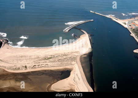 Approccio di sbarco nel porto, vista dall'aereo poco prima dello sbarco, Aeroporto Francisco Sà Carneiro, aeroporto di Porto Foto Stock