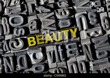 Il vecchio delle lettere al piombo, scritte 'bellezza' Foto Stock