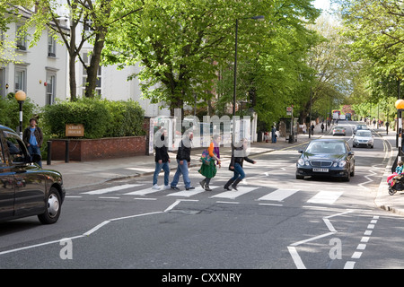 Abbey Road, turisti sul ben noto zebra crossing reso famoso attraverso i Beatles, London, England, Regno Unito, Europa Foto Stock