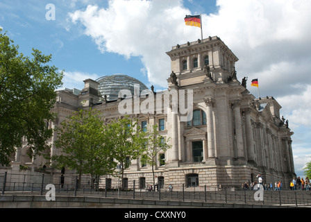 Una vista del Reichstag e la sua cupola di vetro, da una barca sul fiume Spree, Berlino, Germania Foto Stock