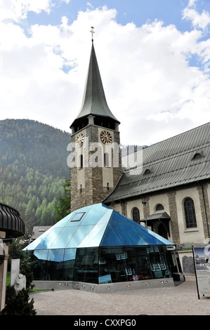 Matterhorn-Museum in primo piano, chiesa di San Maurizio al retro, Zermatt, canton Vallese, alpi svizzere, Svizzera Foto Stock