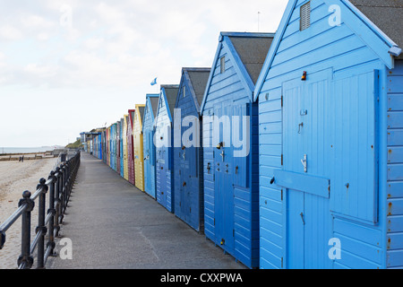 North Norfolk Mundesley multi spiaggia colorata capanne sulla parete del mare Foto Stock