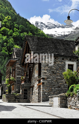 Tipica casa di pietra, Sonogno, 918m, il villaggio più arretrata nella Valle Verzasca, Canton Ticino, Svizzera, Europa Foto Stock