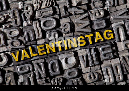 Il vecchio delle lettere al piombo l'ortografia della parola 'VALENTINSTAG', tedesco per il giorno di San Valentino Foto Stock