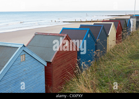 North Norfolk Mundesley multi spiaggia colorata capanne sulla parete del mare Foto Stock