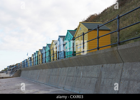 North Norfolk Mundesley multi spiaggia colorata capanne sulla parete del mare Foto Stock