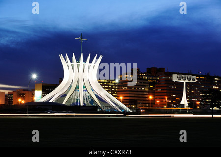 Cattedrale, Catedral Nossa Senhora Aparecida di notte, architetto Oscar Niemeyer, Brasilia, Distrito Federale DF, Brasile Foto Stock