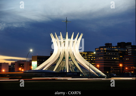 Cattedrale, Catedral Nossa Senhora Aparecida di notte, architetto Oscar Niemeyer, Brasilia, Distrito Federale DF, Brasile Foto Stock