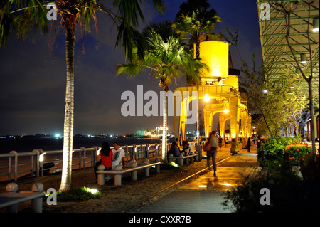 Rinnovato impianto portuale di Estação das Docas con la promenade, ristoranti e negozi, Belem, Para, Brasile, Sud America Foto Stock