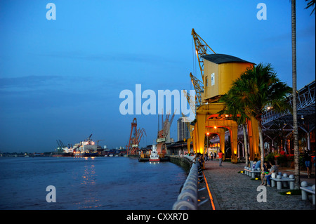 Storico di gru di carico, rinnovato impianto portuale di Estação das Docas con la promenade, ristoranti e negozi, Belem, Para Foto Stock