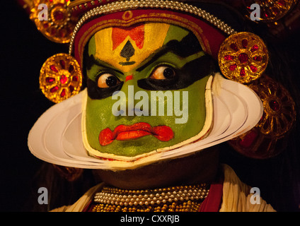 Ritratto di un danzatore Kathakali aprendo i suoi occhi Kochi, India Foto Stock