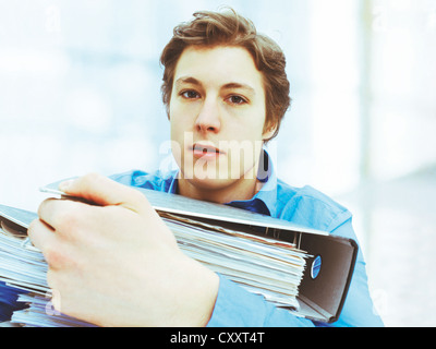 Giovane imprenditore file portante Foto Stock