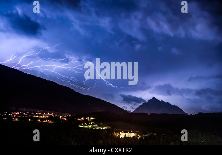 Inquietanti nubi e fulmini dalle thunderclouds oltre la valle dello Stubai vicino a Innsbruck, nel retro Mt. Serles e Aldrans Foto Stock