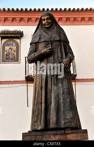 Statua di fronte Iglesia Prioral de Santa Maria la Chiesa, Carmona, Andalusia, Spagna, Europa Foto Stock